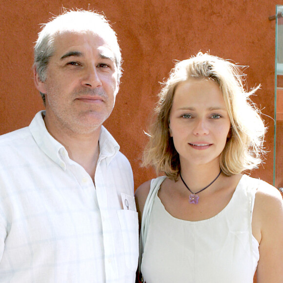 Après cette histoire, l'acteur a fait la rencontre, sur le tournage de la série culte "Julie Lescaut" à la fin des années 1990, de la célèbre actrice Claire Borotra.Claire
Borotra et Jérome Anger - Archives Roland Garros 2006