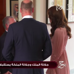 Rania de Jordanie portait une robe étonnante à cause de sa couleur lors du mariage de son fils le prince Hussein.