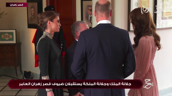 Rania de Jordanie portait une robe étonnante à cause de sa couleur lors du mariage de son fils le prince Hussein.