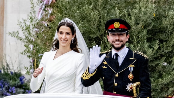 Rania de Jordanie : Sa tenue surprend au mariage de son fils Hussein, un choix étonnant mais ultra élégant