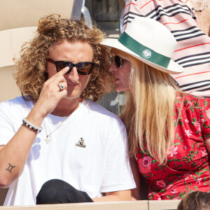 Le fils de Yannick Noah était à Roland-Garros jeudi 1er juin
 
Isabelle Camus et Joalukas Noah en tribunes lors des Internationaux de France de tennis de Roland Garros 2023 à Paris, France, le 1er juin 2023. © Jacovides-Moreau/Bestimage