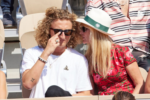 Le fils de Yannick Noah était à Roland-Garros jeudi 1er juin
 
Isabelle Camus et Joalukas Noah en tribunes lors des Internationaux de France de tennis de Roland Garros 2023 à Paris, France, le 1er juin 2023. © Jacovides-Moreau/Bestimage