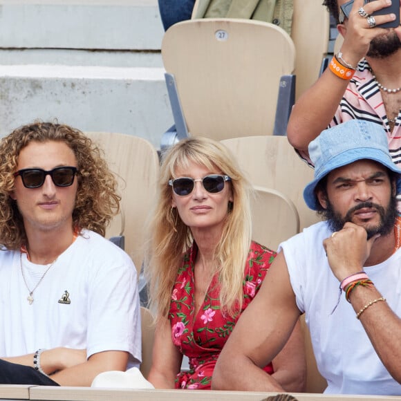 Accompagné de sa mère Isabelle Camus et de son frère Joakim Noah, Joalukas était également avec une célèbre influenceuse
 
Kiara Amato, Joakim Noah, Isabelle Camus et Joalukas Noah en tribunes lors des Internationaux de France de tennis de Roland Garros 2023 à Paris, France, le 1er juin 2023. © Jacovides-Moreau/Bestimage