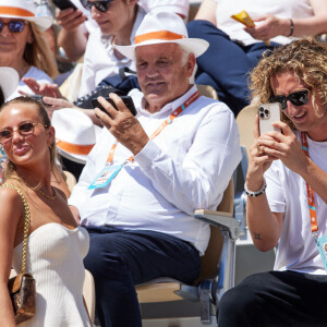 Joalukas et Kiara ont semblé très complices dans les tribunes de Roland-Garros
 
Kiara Amato et Joalukas Noah (fils de Y.Noah et I.Camus) en tribunes lors des Internationaux de France de tennis de Roland Garros 2023 à Paris, France, le 1er juin 2023. © Jacovides-Moreau/Bestimage