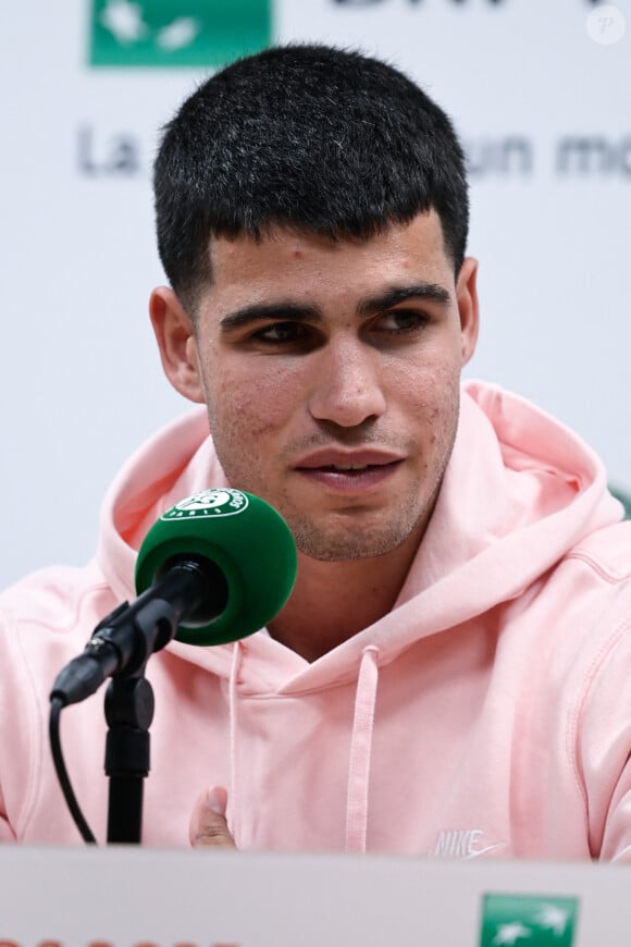 Le jeune espagnol de 20 ans est plutôt discret sur sa vie amoureuse
 
Carlos Alcaraz en conférence de presse au tournoi de Roland Garros, le 26 mai 2023. © Federico Pestellini / Panoramic / Bestimage