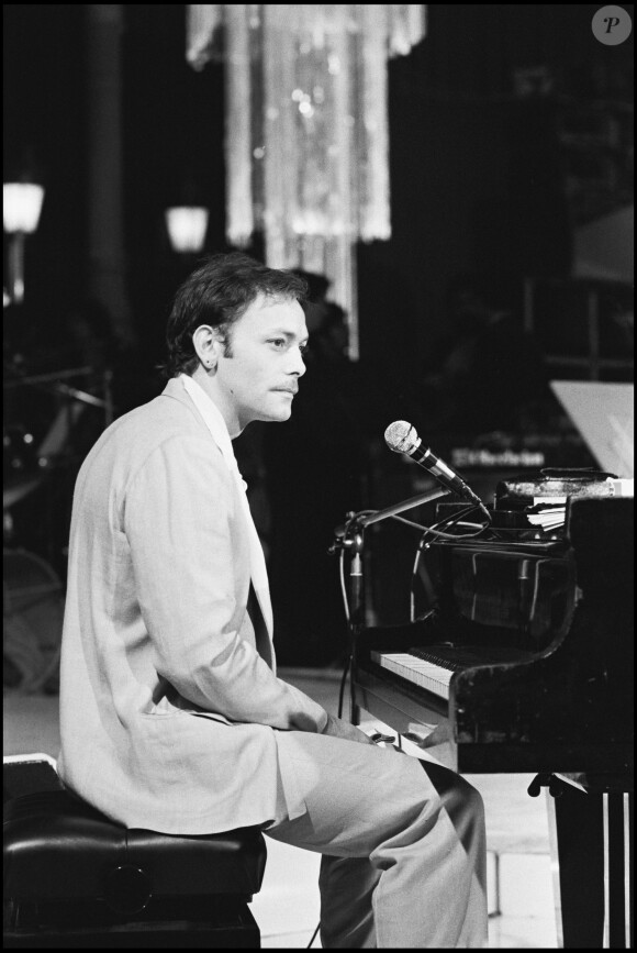 Patrick Dewaere au piano lors d'une émission TV.