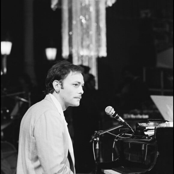 Patrick Dewaere au piano lors d'une émission TV.