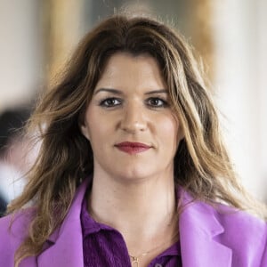 Samedi 3 juin 2023, "Libération" consacre une enquête sur la Secrétaire d'État en dévoilant des détails sur sa vie sentimentale.
Marlène Schiappa lors de la 6ᵉ édition du sommet "Choose France" au Château de Versailles, le 15 mai 2023.
© Eliot Blondet/Pool/Bestimage