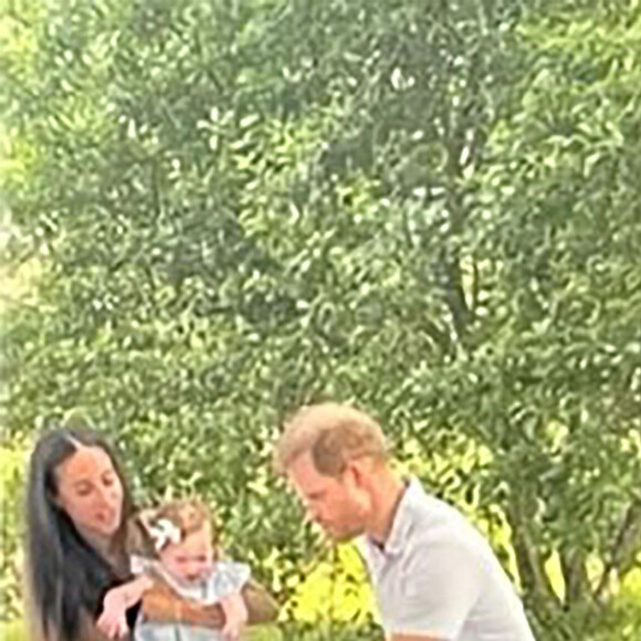 L'an dernier, ils avaient dévoilé son premier portrait pour cette occasion. 
Le prince Harry, duc de Sussex et Meghan Markle, duchesse de Sussex, dévoilent des photos et des vidéos inédites de leur fils Archie dans "Harry & Meghan" (Netflix). 