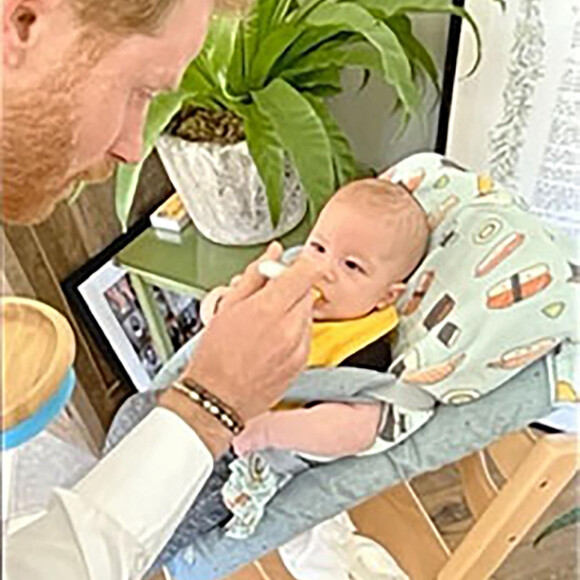 Le prince Harry, duc de Sussex et Meghan Markle, duchesse de Sussex, dévoilent des photos et des vidéos inédites de leur fils Archie dans "Harry & Meghan" (Netflix).