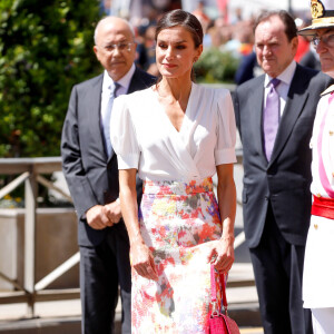Le roi Felipe VI et la reine Letizia d'Espagne, président le défilé de la Journée des Forces armées à Grenade, le 3 juin 2023.