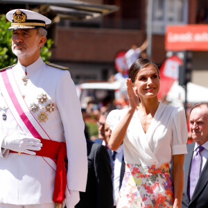 Leurs filles, en revanche, n'étaient pas présentes.
Le roi Felipe VI et la reine Letizia d'Espagne, président le défilé de la Journée des Forces armées à Grenade, le 3 juin 2023.