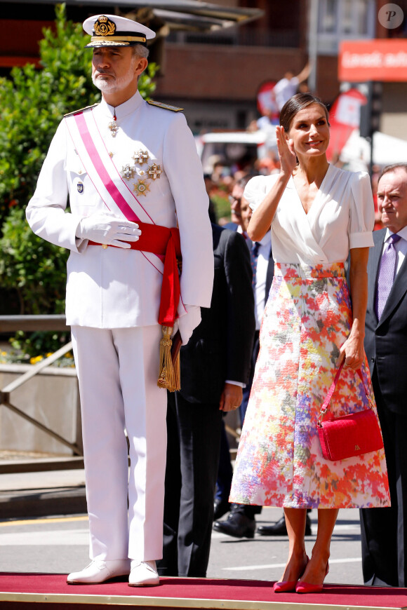 Leurs filles, en revanche, n'étaient pas présentes.
Le roi Felipe VI et la reine Letizia d'Espagne, président le défilé de la Journée des Forces armées à Grenade, le 3 juin 2023.
