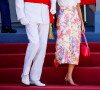 Le roi a notamment soutenu sa femme dans les escaliers. 
Le roi Felipe VI et la reine Letizia d'Espagne, président le défilé de la Journée des Forces armées à Grenade, le 3 juin 2023.