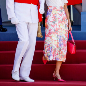 Le roi a notamment soutenu sa femme dans les escaliers. 
Le roi Felipe VI et la reine Letizia d'Espagne, président le défilé de la Journée des Forces armées à Grenade, le 3 juin 2023.