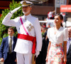 Le roi Felipe VI et la reine Letizia se sont montrés complices ce samedi.
Le roi Felipe VI et la reine Letizia d'Espagne, président le défilé de la Journée des Forces armées à Grenade.