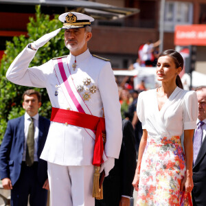 Le roi Felipe VI et la reine Letizia se sont montrés complices ce samedi.
Le roi Felipe VI et la reine Letizia d'Espagne, président le défilé de la Journée des Forces armées à Grenade.