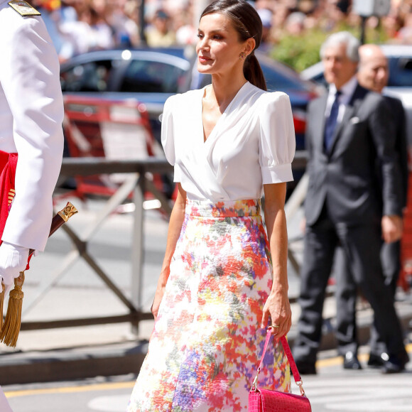Le roi Felipe VI et la reine Letizia d'Espagne, président le défilé de la Journée des Forces armées à Grenade, le 3 juin 2023.