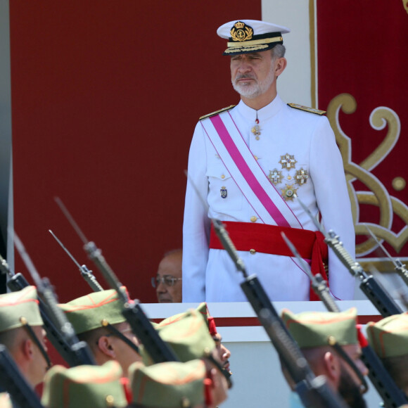 Le roi Felipe VI et la reine Letizia d'Espagne, président le défilé de la Journée des Forces armées à Grenade, le 3 juin 2023.