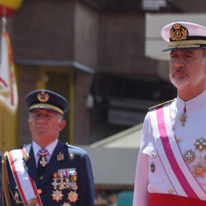 Le roi Felipe VI et la reine Letizia d’Espagne, président le défilé de la Journée des Forces armées à Grenade, le 3 juin 2023. Plus de 3.100 militaires, 150 véhicules et unités mobiles et 70 avions, dont des avions et des hélicoptères prennent part au défilé. Le défilé militaire a parcouru 1,3 kilomètres à travers le centre de Grenade. Pour la première fois, une femme a fait un saut en parachute portant le drapeau de l'Espagne, un caporal de la patrouille acrobatique de parachutistes de l'armée de l'air et de l'espace (PAPEA).  The King and Queen preside over the parade of the Armed Forces Day 2023, on June 3rd, 2023 in Granada (Andalusia, Spain). King Felipe VI and Queen Letizi, accompanied by the president of the Junta de Andalucía, Juanma Moreno, participate in the Armed Forces Day parade, in which more than 3,100 military personnel, 150 vehicles and mobile units and 70 aircraft, including airplanes and helicopters, take part. The military parade has covered 1.3 kilometers through the center of the capital of Granada and for the first time a woman has made the parachute jump carrying the flag of Spain, a corporal of the Acrobatic Parachute Patrol of the Air and Space Army (PAPEA). June 3rd, 2023. 