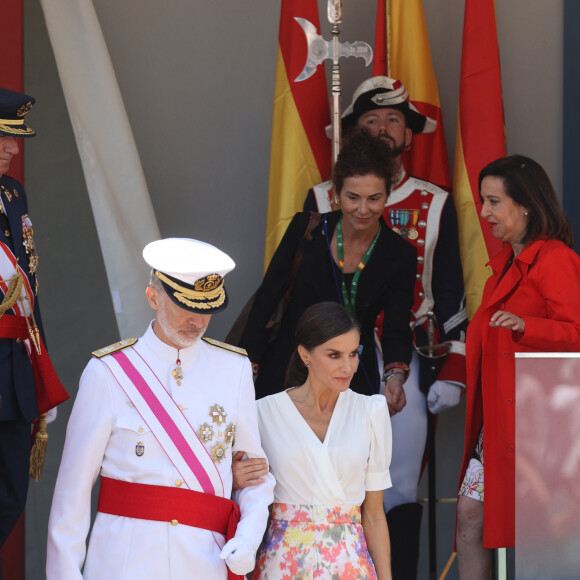 Le roi Felipe VI et la reine Letizia d'Espagne, président le défilé de la Journée des Forces armées à Grenade, le 3 juin 2023.