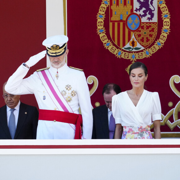 Le roi Felipe VI et la reine Letizia d'Espagne, président le défilé de la Journée des Forces armées à Grenade, le 3 juin 2023.
