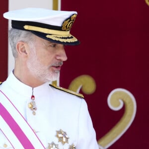 Le couple n'a cessé de montrer sa complicité. 
Le roi Felipe VI et la reine Letizia d'Espagne, président le défilé de la Journée des Forces armées à Grenade, le 3 juin 2023.