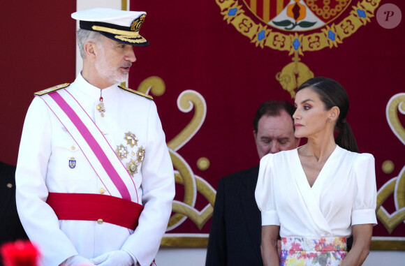 Le couple n'a cessé de montrer sa complicité. 
Le roi Felipe VI et la reine Letizia d'Espagne, président le défilé de la Journée des Forces armées à Grenade, le 3 juin 2023.