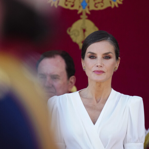 Le roi Felipe VI et la reine Letizia d'Espagne, président le défilé de la Journée des Forces armées à Grenade, le 3 juin 2023.