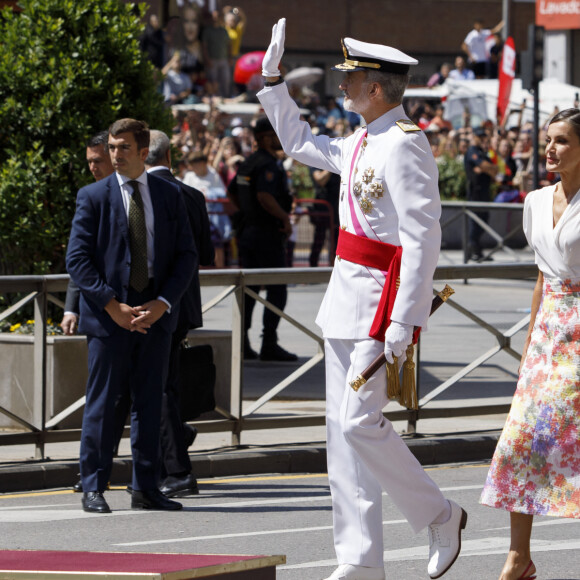 Le roi Felipe VI et la reine Letizia d'Espagne, président le défilé de la Journée des Forces armées à Grenade, le 3 juin 2023.