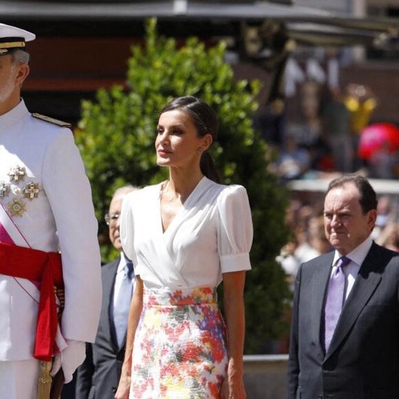 Le roi Felipe VI et la reine Letizia d'Espagne, président le défilé de la Journée des Forces armées à Grenade, le 3 juin 2023.