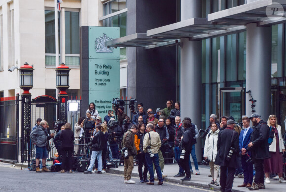 Mais il n'est pas venu, ce qui a beaucoup énervé ses adversaires médiatiques. 
Procès de piratage téléphonique du Mirror Group au Rolls Building de la High Court à Londres, Royaume Uni, le 5 juin 2023. Le prince Harry est l'un des nombreux demandeurs dans un procès contre Mirror Group Newspapers lié à des allégations de collecte d'informations illégales au cours des décennies précédentes. © Vuk Valcic/Zuma Press/Bestimage 