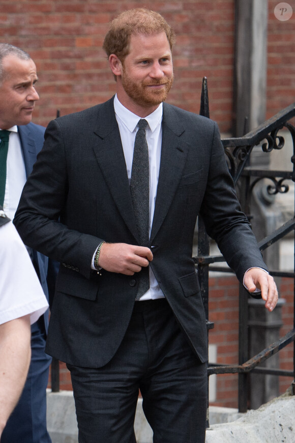 Le prince Harry, duc de Sussex - D.Furnish et le duc de Sussex, quittent le procès contre l'éditeur du journal "Daily Mail" à Londres, le 30 mars 2023. Parmi les plaignants, accusant le quotidien d'avoir obtenu des informations illégalement, figurent E.John, représenté ce jour-là par son mari, D.Furnish, et L.Hurley. 