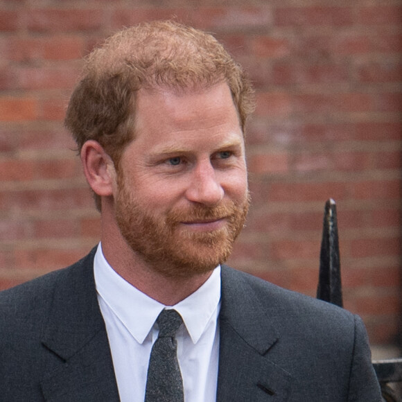 Le prince Harry, duc de Sussex - D.Furnish et le duc de Sussex, quittent le procès contre l'éditeur du journal "Daily Mail" à Londres, le 30 mars 2023. Parmi les plaignants, accusant le quotidien d'avoir obtenu des informations illégalement, figurent E.John, représenté ce jour-là par son mari, D.Furnish, et L.Hurley. 