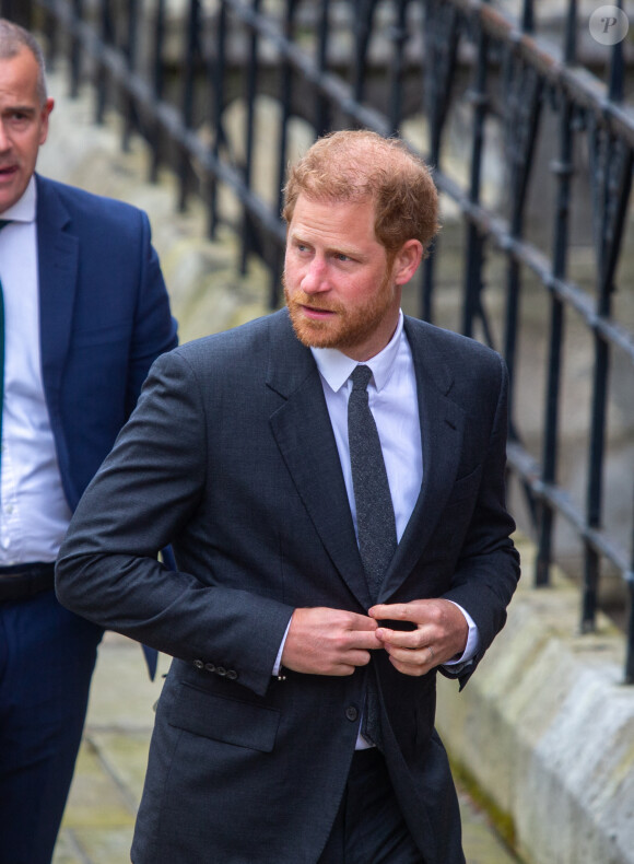 Le prince Harry, duc de Sussex, arrive au procès contre l'éditeur du journal "Daily Mail" à la Haute Cour de Londres, le 30 mars 2023. Parmi les plaignants, accusant le quotidien d'avoir obtenu des informations illégalement, figurent E.John et L.Hurley. 