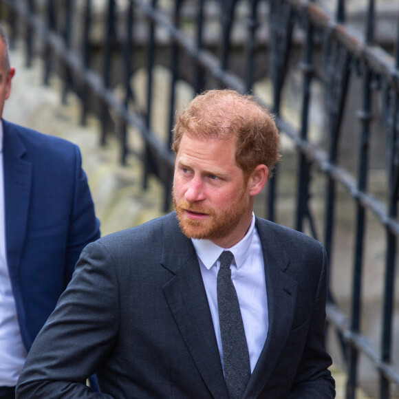 Le prince Harry, duc de Sussex, arrive au procès contre l'éditeur du journal "Daily Mail" à la Haute Cour de Londres, le 30 mars 2023. Parmi les plaignants, accusant le quotidien d'avoir obtenu des informations illégalement, figurent E.John et L.Hurley. 