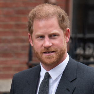 Ce n'est pas la première fois qu'il fait des procès à des médias. 
Le prince Harry, duc de Sussex - D.Furnish et le duc de Sussex, quittent le procès contre l'éditeur du journal "Daily Mail" à Londres, le 30 mars 2023. Parmi les plaignants, accusant le quotidien d'avoir obtenu des informations illégalement, figurent E.John, représenté ce jour-là par son mari, D.Furnish, et L.Hurley. 