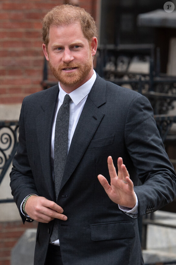 Ce n'est pas la première fois qu'il fait des procès à des médias. 
Le prince Harry, duc de Sussex - D.Furnish et le duc de Sussex, quittent le procès contre l'éditeur du journal "Daily Mail" à Londres, le 30 mars 2023. Parmi les plaignants, accusant le quotidien d'avoir obtenu des informations illégalement, figurent E.John, représenté ce jour-là par son mari, D.Furnish, et L.Hurley. 