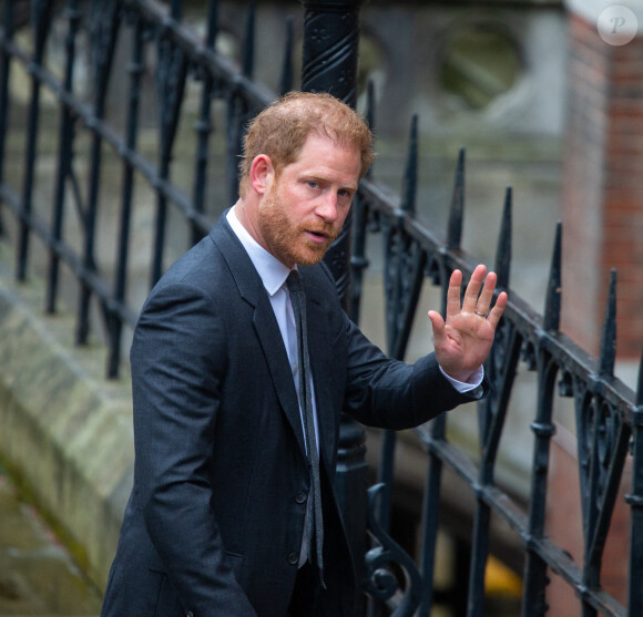 Le prince Harry, duc de Sussex, arrive au deuxième jour du procès contre l'éditeur du journal "Daily Mail" à la Haute Cour de Londres, le 28 mars 2023. Parmi les plaignants, accusant le quotidien d'avoir obtenu des informations illégalement, figurent E.John et L.Hurley. Invité au couronnement de son père, le prince de 38 ans n'a pas encore rendu officielle sa venue à la cérémonie du 6 mai 2023. 