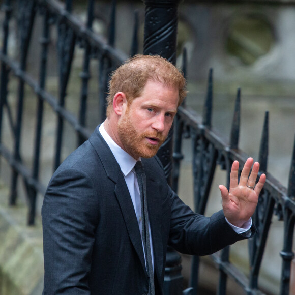 Le prince Harry, duc de Sussex, arrive au deuxième jour du procès contre l'éditeur du journal "Daily Mail" à la Haute Cour de Londres, le 28 mars 2023. Parmi les plaignants, accusant le quotidien d'avoir obtenu des informations illégalement, figurent E.John et L.Hurley. Invité au couronnement de son père, le prince de 38 ans n'a pas encore rendu officielle sa venue à la cérémonie du 6 mai 2023. 