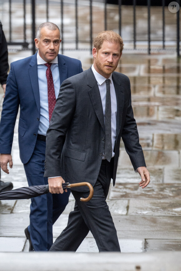 Le prince Harry, duc de Sussex, arrive au procès contre l'éditeur du journal "Daily Mail" à la Haute Cour de Londres, Royaume Uni, le 28 mars 2023. Le prince Harry est l'un des nombreux demandeurs dans un procès contre Associated Newspapers, éditeur du Daily Mail. 