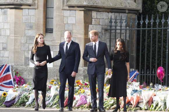 Le prince de Galles William, la princesse de Galles Kate Catherine Middleton, le prince Harry, duc de Sussex, Meghan Markle, duchesse de Sussex à la rencontre de la foule devant le château de Windsor, suite au décès de la reine Elisabeth II d'Angleterre. Le 10 septembre 2022 