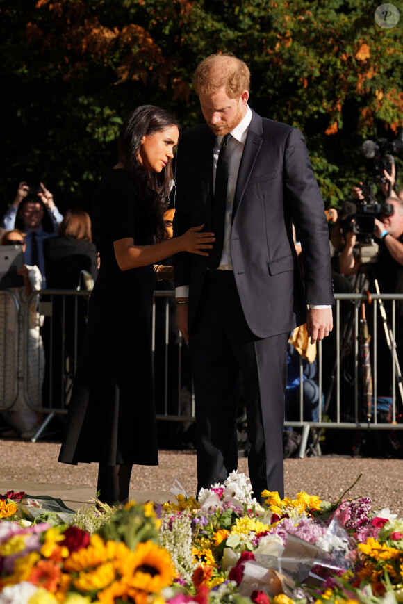 Le prince Harry, duc de Sussex et Meghan Markle, duchesse de Sussex à la rencontre de la foule devant le château de Windsor, suite au décès de la reine Elisabeth II d'Angleterre. Le 10 septembre 2022 