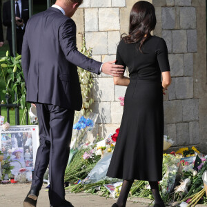 Le prince Harry, duc de Sussex et Meghan Markle, duchesse de Sussex à la rencontre de la foule devant le château de Windsor, suite au décès de la reine Elisabeth II d'Angleterre. Le 10 septembre 2022 