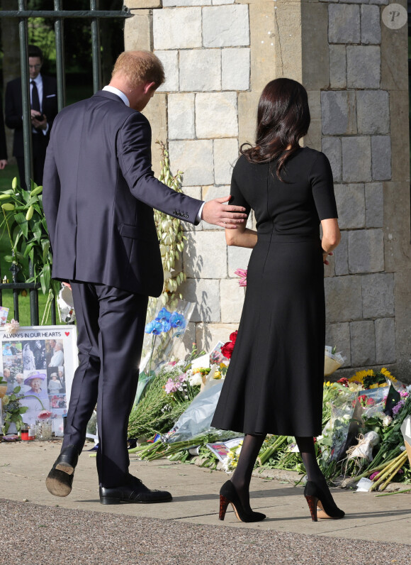 Le prince Harry, duc de Sussex et Meghan Markle, duchesse de Sussex à la rencontre de la foule devant le château de Windsor, suite au décès de la reine Elisabeth II d'Angleterre. Le 10 septembre 2022 