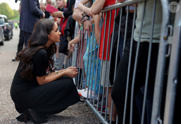 Meghan Markle, duchesse de Sussex à la rencontre de la foule devant le château de Windsor, suite au décès de la reine Elisabeth II d'Angleterre. Le 10 septembre 2022 