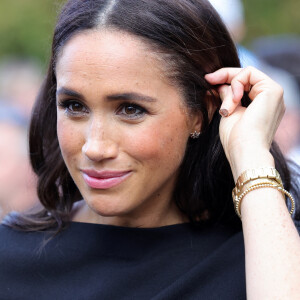 Meghan Markle, duchesse de Sussex à la rencontre de la foule devant le château de Windsor, suite au décès de la reine Elisabeth II d'Angleterre. Le 10 septembre 2022 