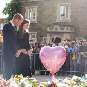 Le prince de Galles William et la princesse de Galles Kate Catherine Middleton et le prince Harry, duc de Sussex et Meghan Markle, duchesse de Sussex à la rencontre de la foule devant le château de Windsor, suite au décès de la reine Elisabeth II d'Angleterre. Le 10 septembre 2022 