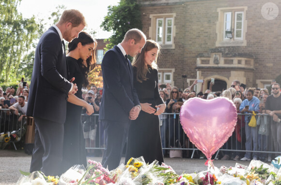 Le prince de Galles William et la princesse de Galles Kate Catherine Middleton et le prince Harry, duc de Sussex et Meghan Markle, duchesse de Sussex à la rencontre de la foule devant le château de Windsor, suite au décès de la reine Elisabeth II d'Angleterre. Le 10 septembre 2022 