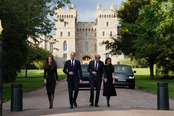 La princesse de Galles Kate Catherine Middleton, Le prince de Galles William et le prince Harry, duc de Sussex et Meghan Markle, duchesse de Sussex à la rencontre de la foule devant le château de Windsor, suite au décès de la reine Elisabeth II d'Angleterre. Le 10 septembre 2022 